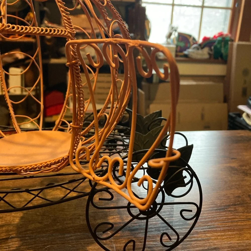 Cinderella pumpkin carriage made of orange and black wire - Picture 12 of 14